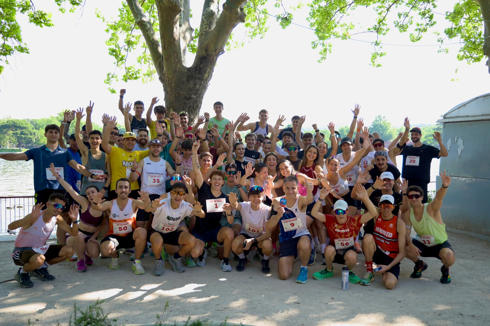 Grupo de corredores en el evento Off The Track